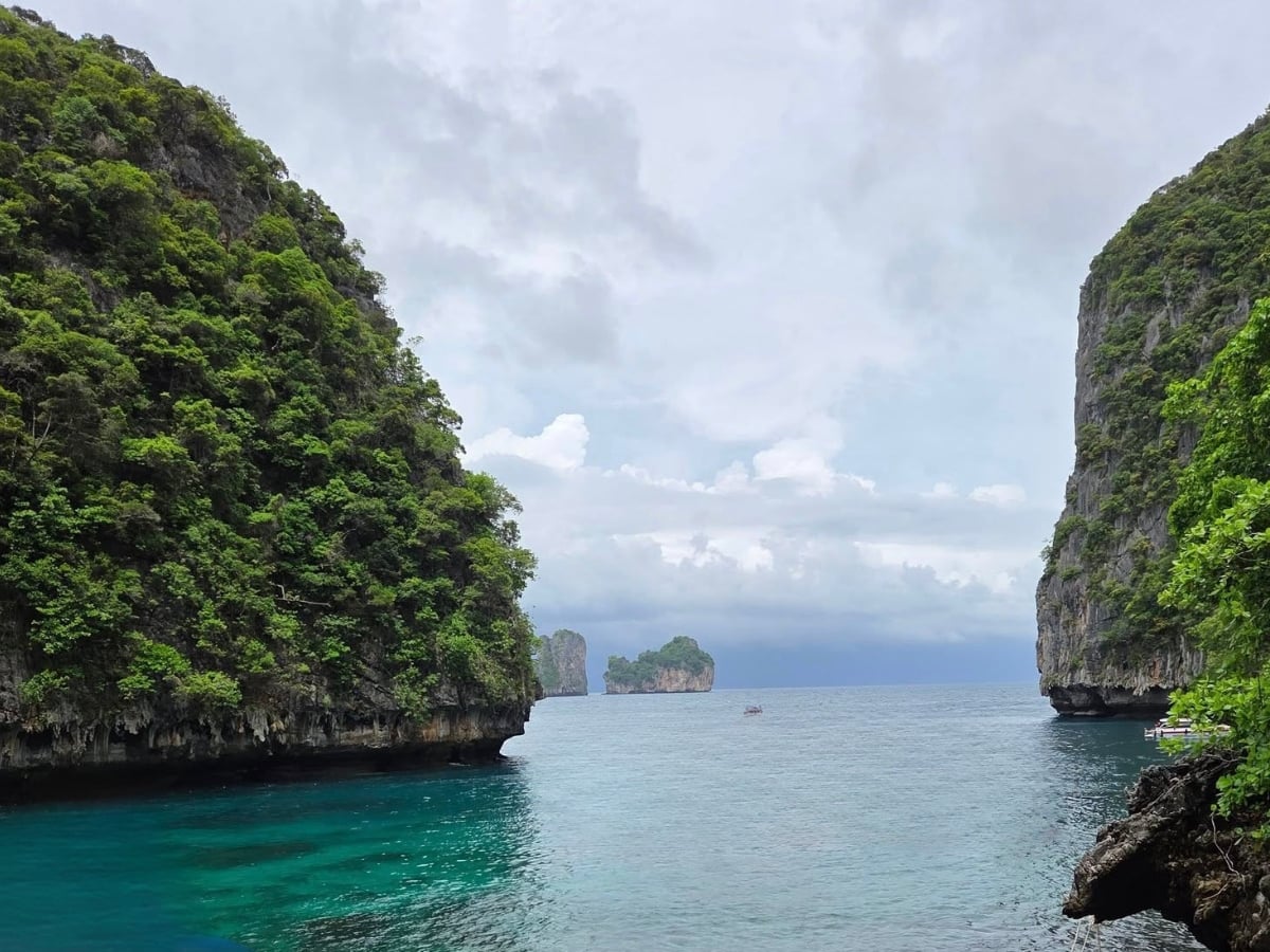 Limestone cliffs and turquoise water at the Phi Phi Islands, Phuket scuba day-trip destination.